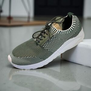 Woman’s Steve Madden Narly Knit Sneaker US 8 Evergreen and White